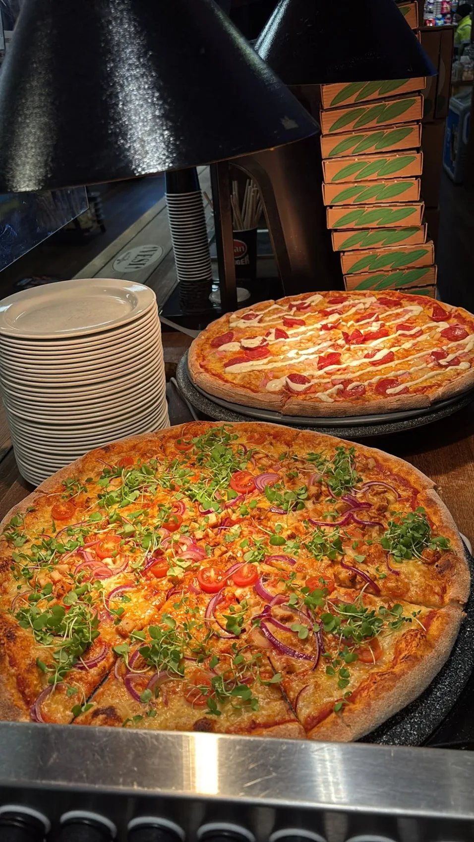 Pizzasliceja lämpölamppujen alla